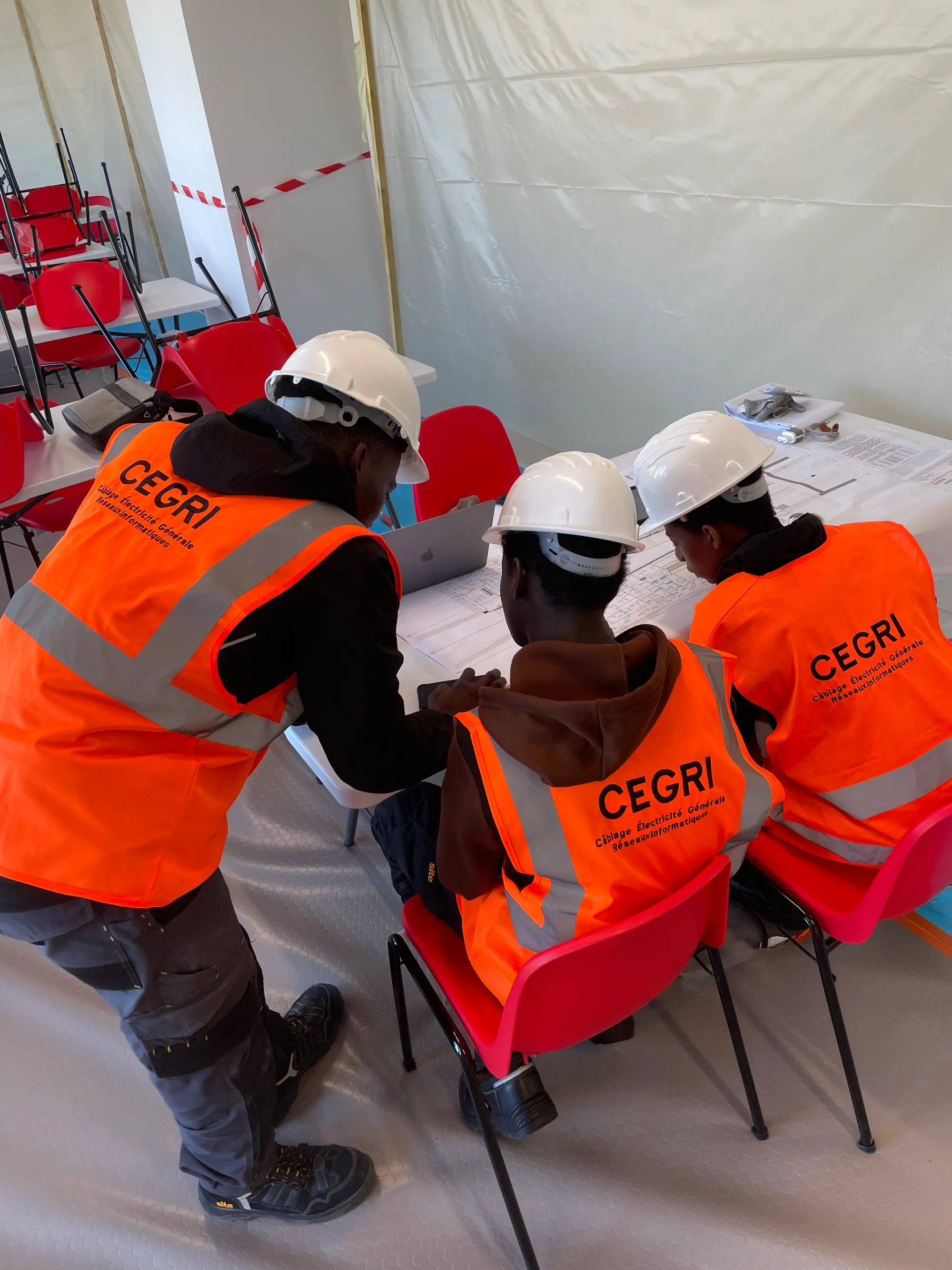 Équipe CEGRI en réunion de chantier