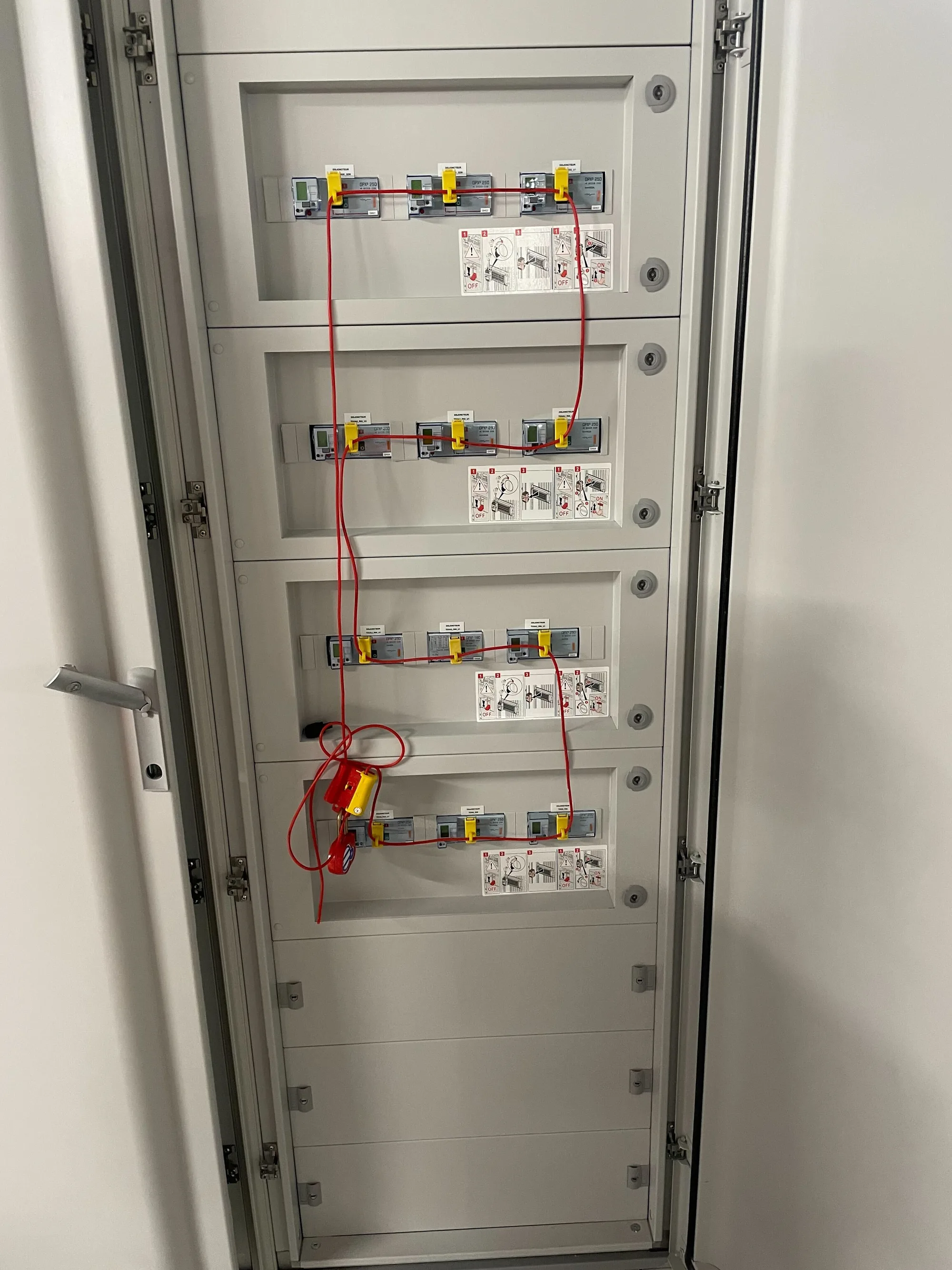 Armoire électrique professionnelle Campus ENGIE Paris - Distribution puissance CEGRI SAS électricien