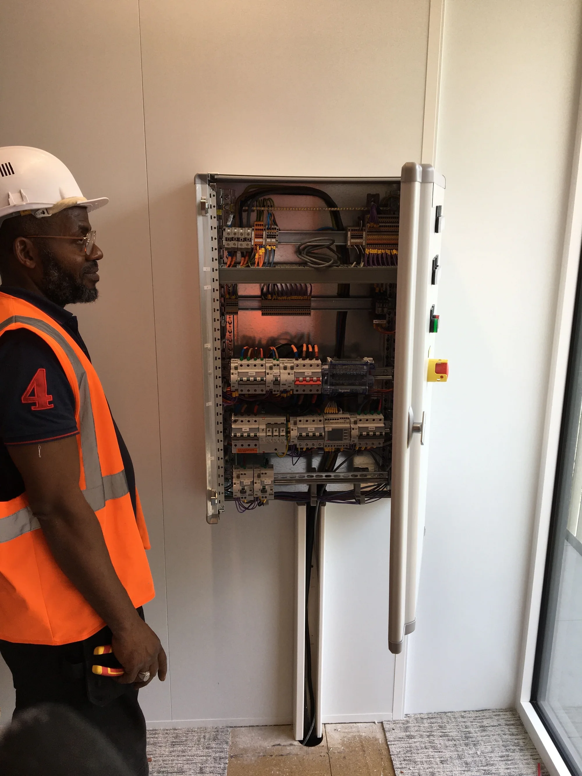 Armoire technique tableau électrique moderne Campus ENGIE Paris - CEGRI SAS électricien