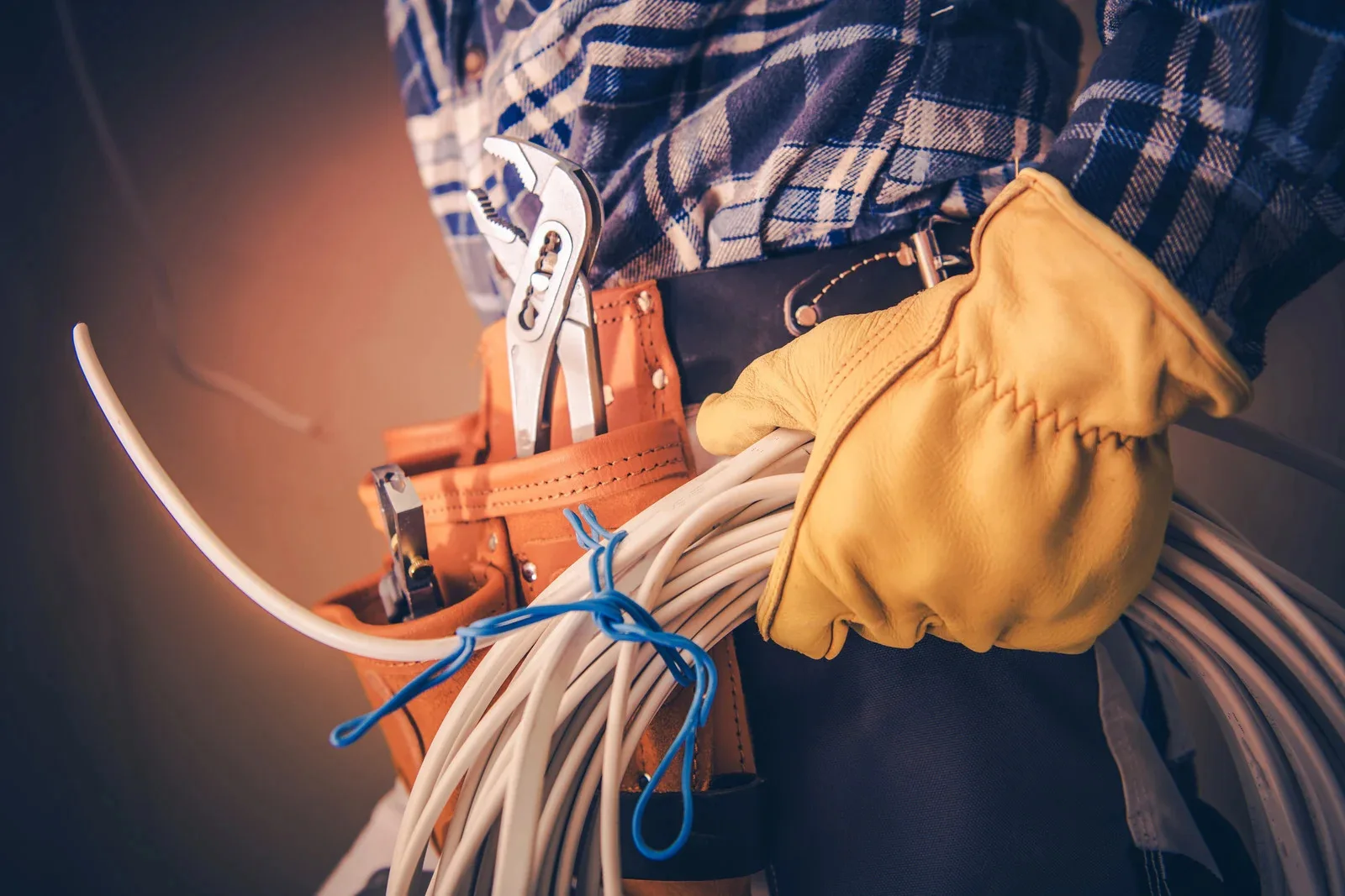 Technicien réalisant une maintenance sur armoire électrique
